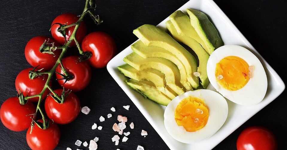 Ou fiert, avocado și roșii