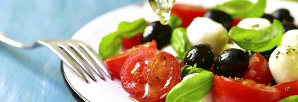 Salata de legume face parte din dieta mediteraneană