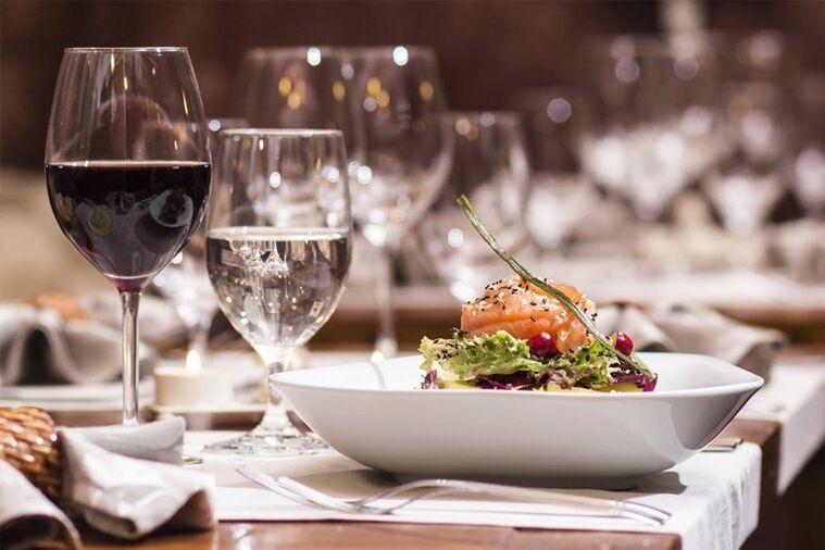 vinul uscat este permis în dieta mediteraneană